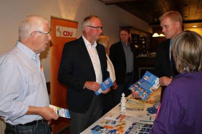 Peter de Boer und Reinhard Oncken am Stand der CDU Sande