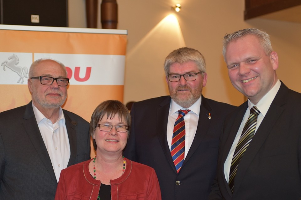 Jens Damm gemeinsam mit MdB Rainer Hajek, der Kreisvorsitzenden Christel Bartelmei und dem Fraktionsvorsitzenden der niederschsischen CDU, Bjrn Thmler